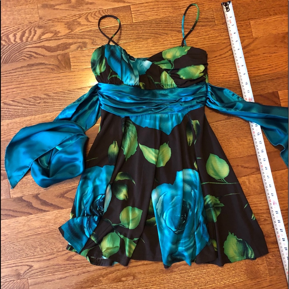 Stunning size 5 strapped dress with padded cups